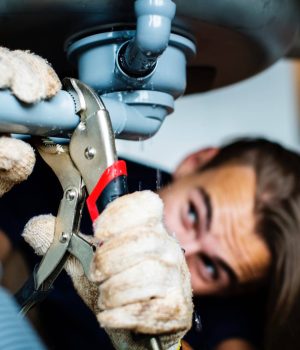 man-fixing-kitchen-sink-VFJNDZ4.jpg