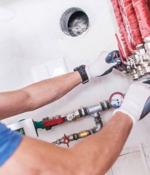 professional-plumber-work-PZMCK4M.jpg